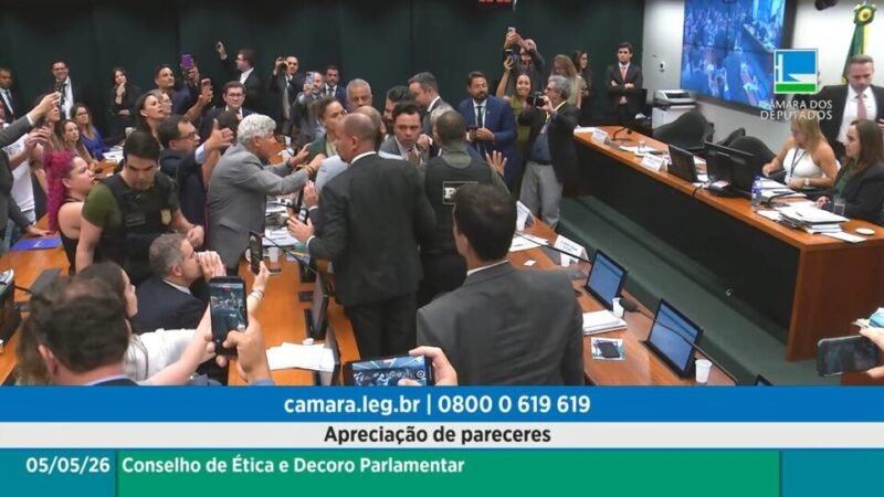 Bate-boca, ameaça de expulsão e polícia: confusão marca sessão que aprovou punição a deputados
