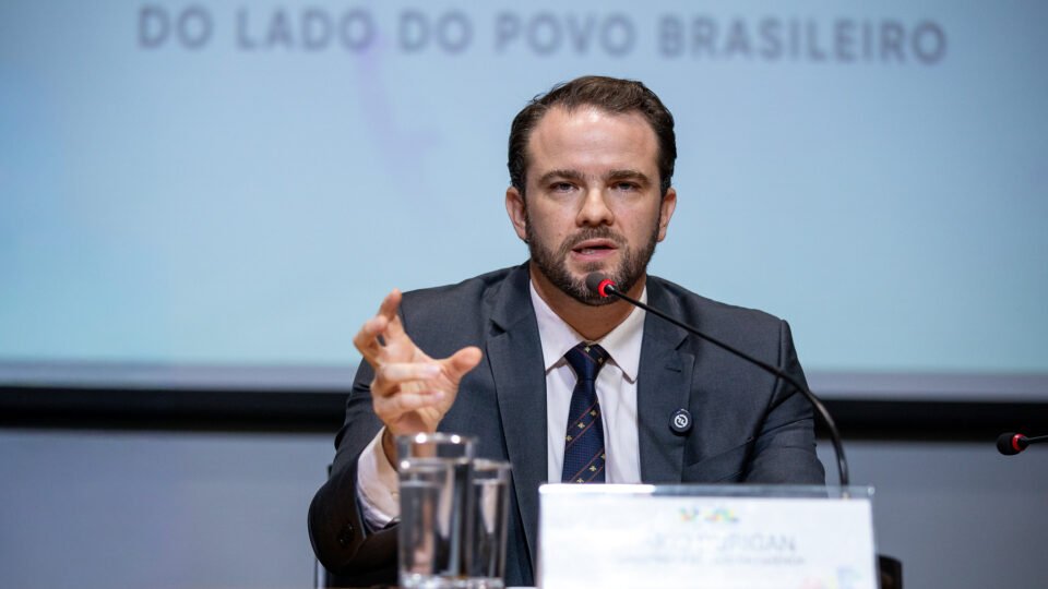 Governo admite reavaliar taxa das blusinhas e prepara Desenrola para adimplentes