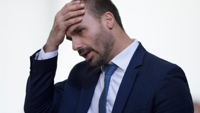 Eduardo Bolsonaro chama a polícia após repórter do Intercept ir à casa da família nos EUA
