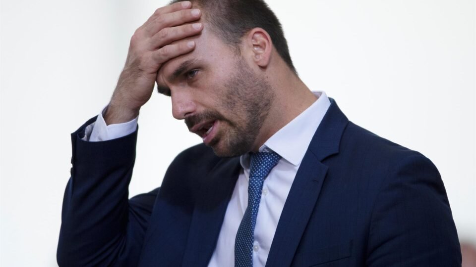 Eduardo Bolsonaro chama a polícia após repórter do Intercept ir à casa da família nos EUA