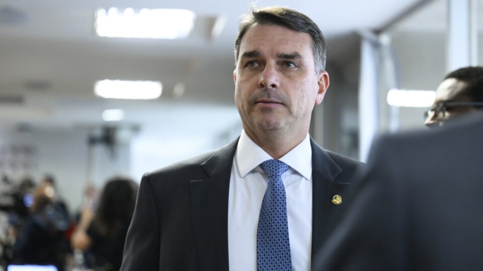 Flávio Bolsonaro embarca para os EUA e espera ser recebido por Trump