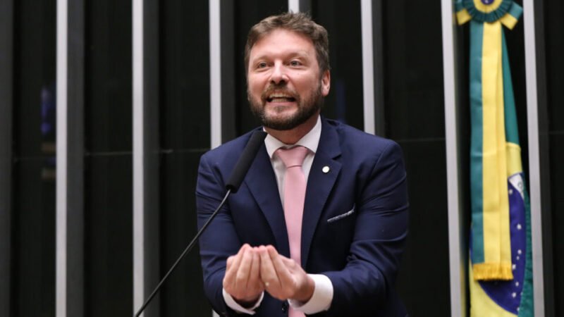 Deputado da oposição pede vista e adia votação da PEC do fim da escala 6×1
