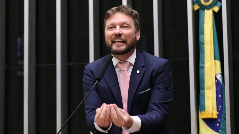 Deputado da oposição pede vista e adia votação da PEC do fim da escala 6×1