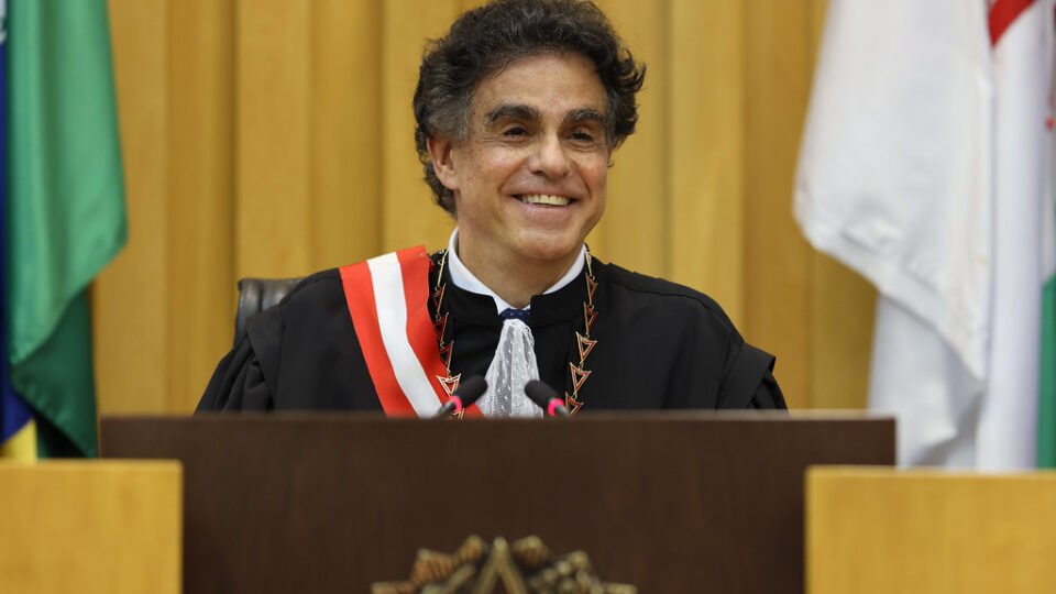 Presidente do TST diz ser “vermelho” e critica “azuis”