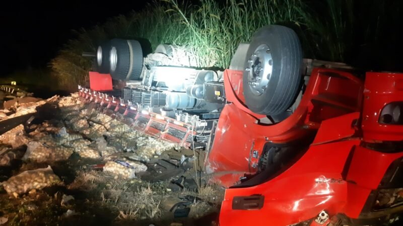 Caminhão carregado com batatas tomba e motorista fica em estado grave na BR-262, em MG