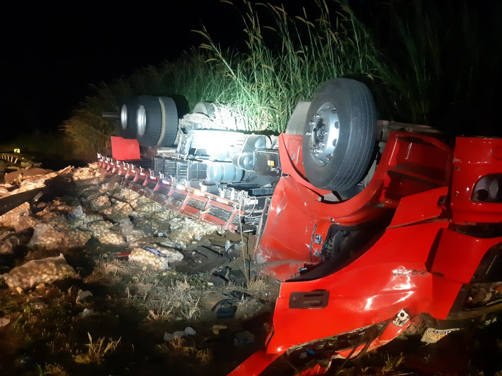 Caminhão carregado com batatas tomba e motorista fica em estado grave na BR-262, em MG
