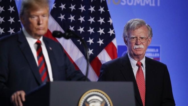 Ex-assessor de Trump deve fazer acordo e se declarar culpado em caso de documentos, diz imprensa americana