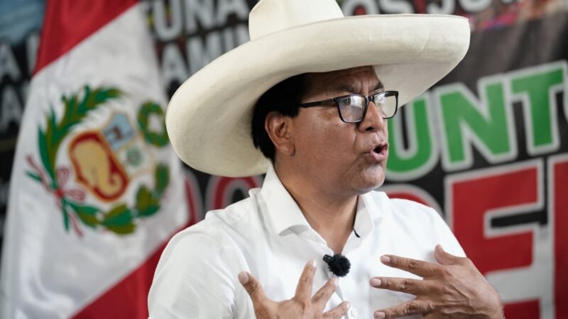 Atrás na contagem dos votos no Peru, partido de Roberto Sánchez diz que não respeitará resultado das eleições e convoca manifestação