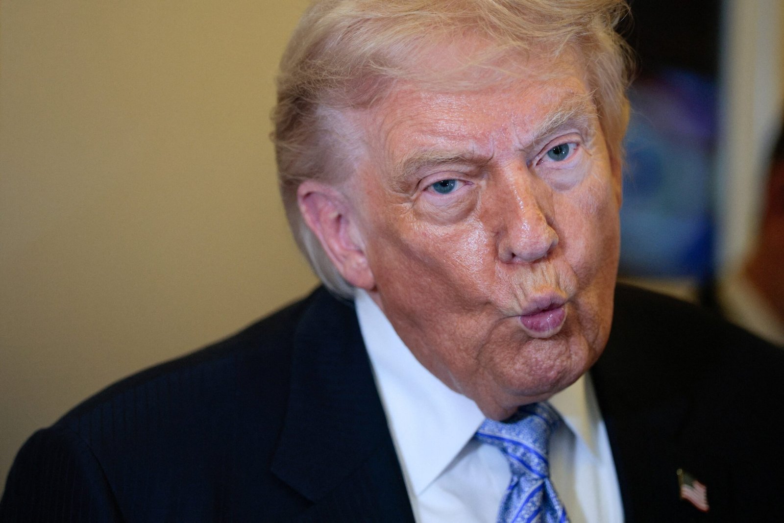 Aprovação de Trump permanece próxima da mínima histórica em meio à expectativa de novos aumentos no combustível nos EUA