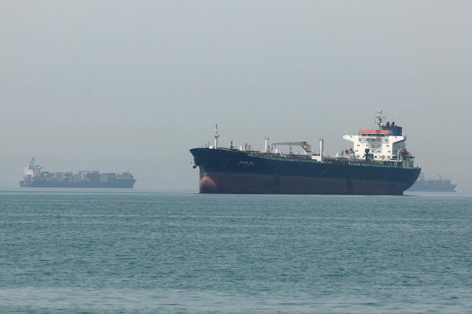 Nova escalada no Golfo: Irã diz ter disparado contra navios em Ormuz; EUA afirmam ter interceptado mísseis no Kuwait e no Bahrein