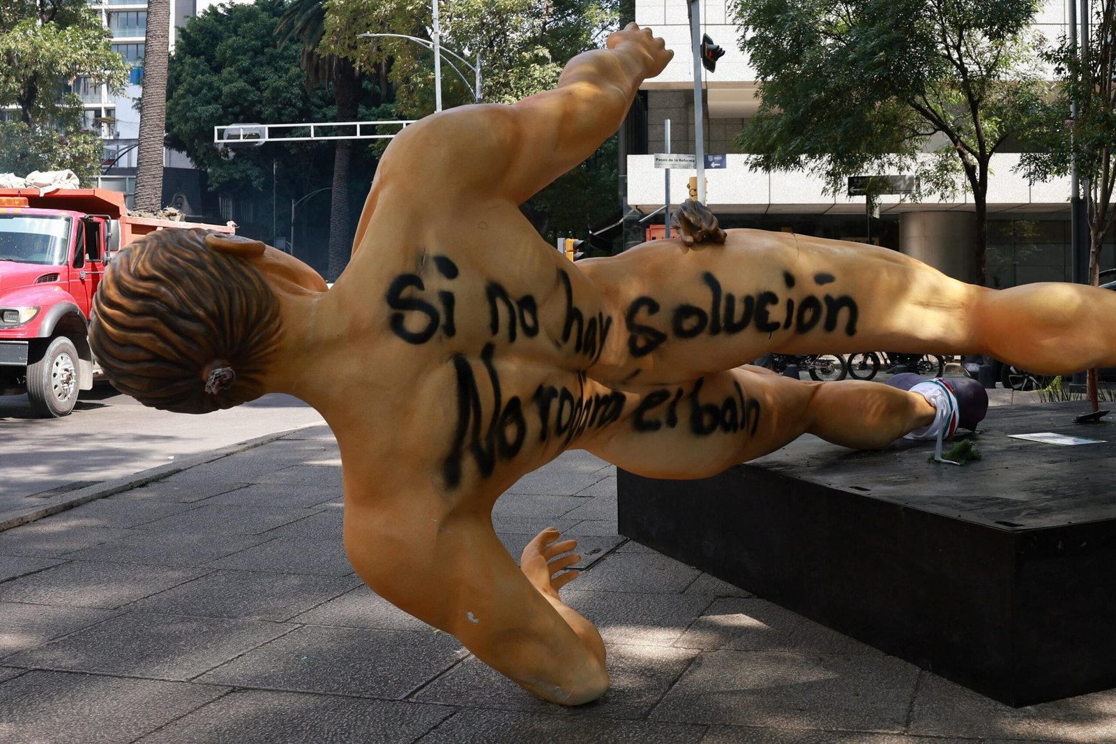 Estátuas de jogadores da Copa são derrubadas durante protesto de professores no México