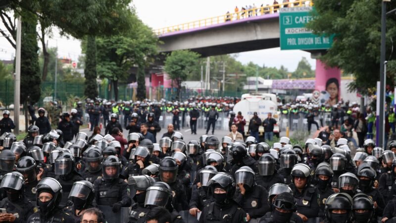 Milhares de manifestantes marcham em direção a estádio da Copa no México; polícia instala barreiras