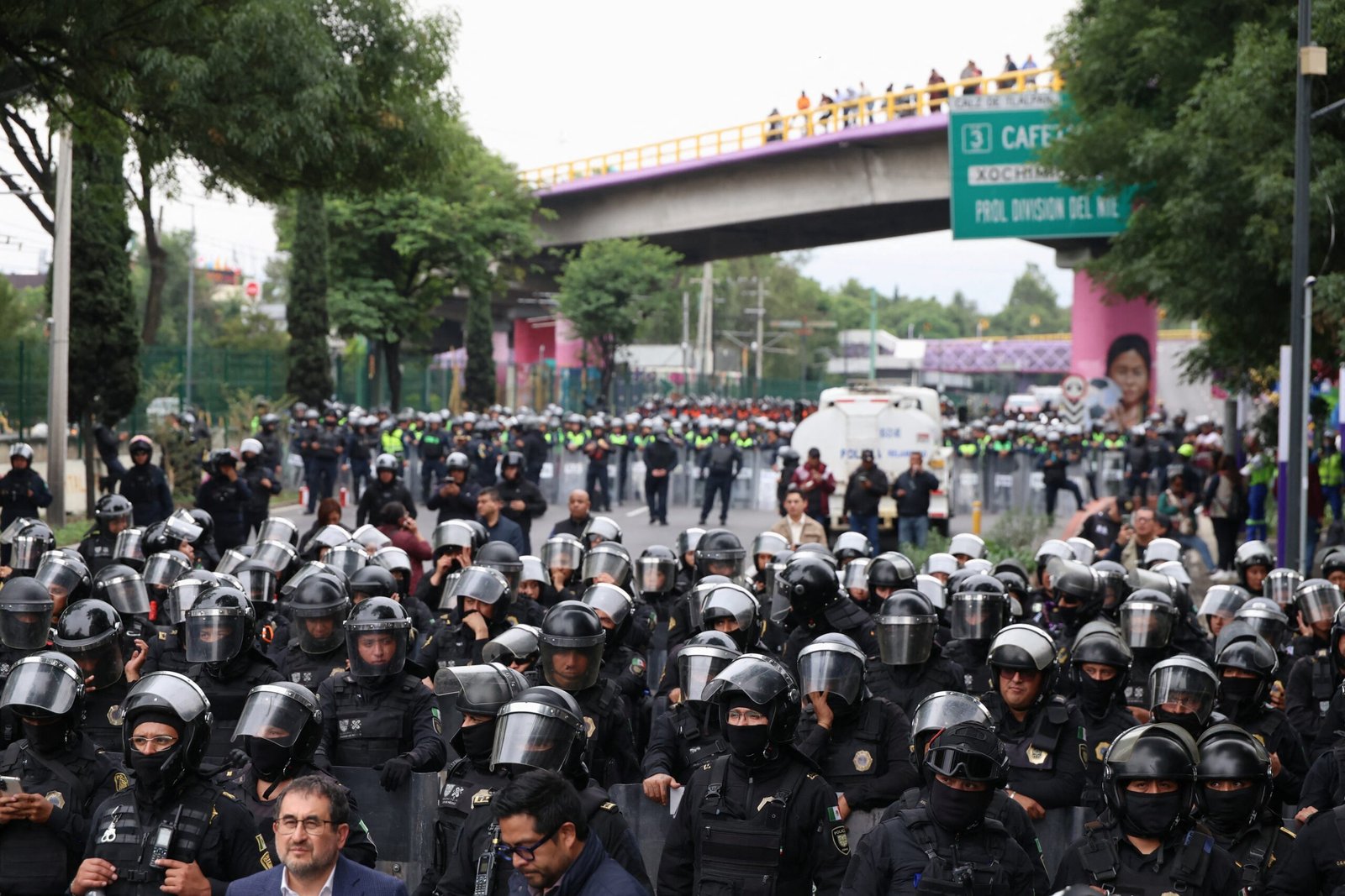 Milhares de manifestantes marcham em direção a estádio da Copa no México; polícia instala barreiras