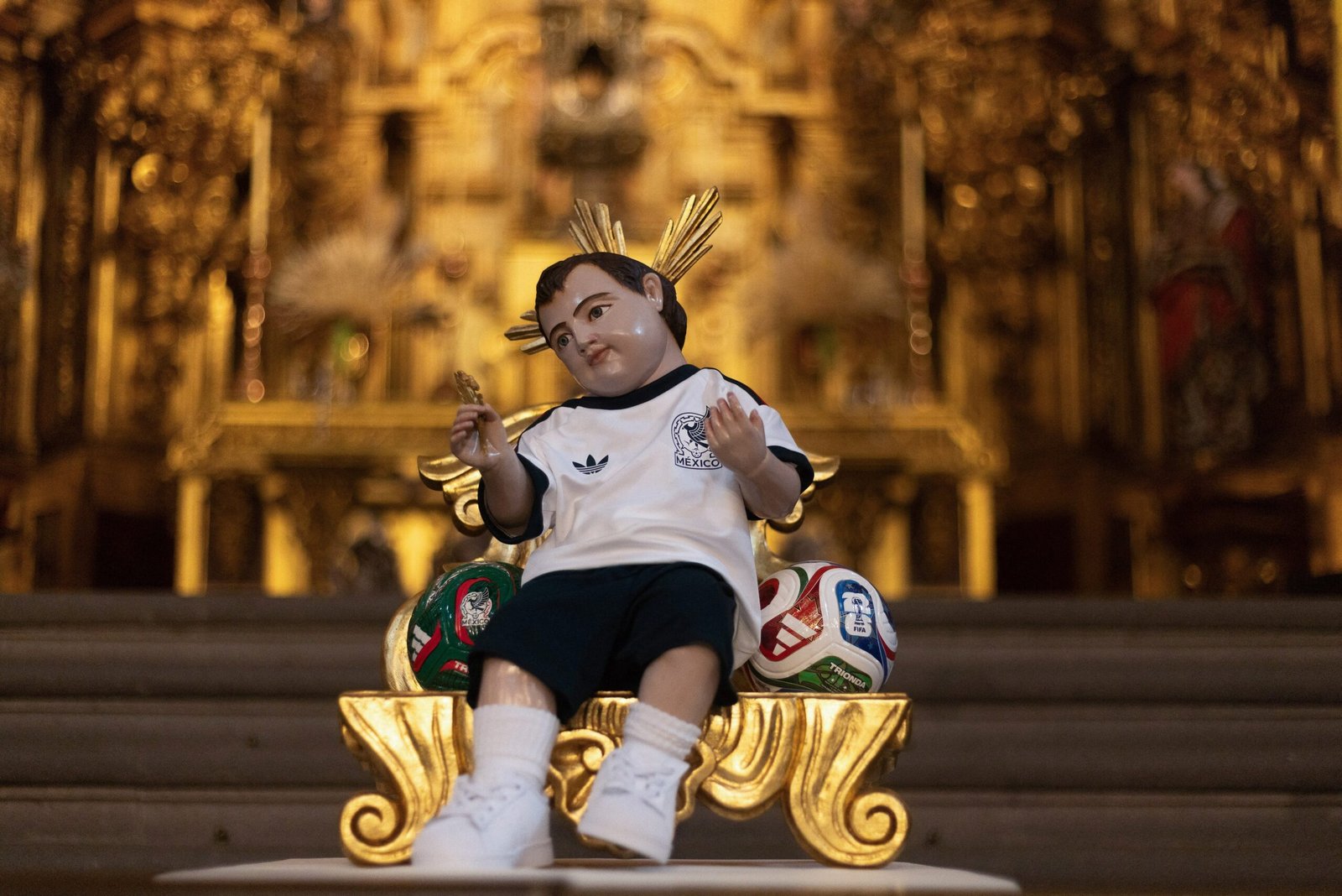 ‘Bebê Jesus mexicano’ atrai peregrinação de torcedores à espera de um milagre do México na Copa