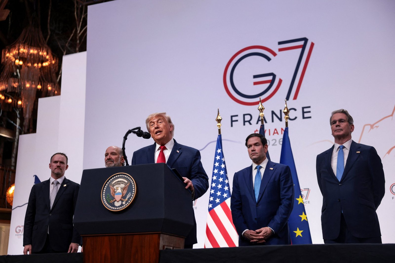 Trump e presidente do Irã assinam acordo de paz, que já está em vigor; SIGA