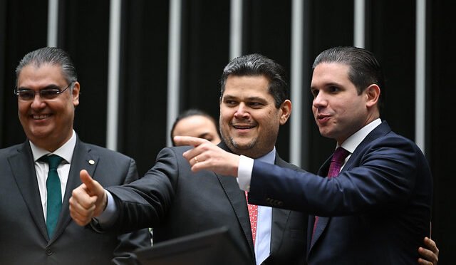 Como Hugo Motta e Alcolumbre usam pautas populares para reduzir crises?