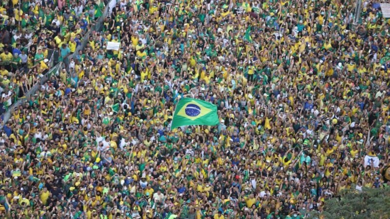 Direita e esquerda travam batalha eleitoral pelo verde e amarelo às vésperas da Copa