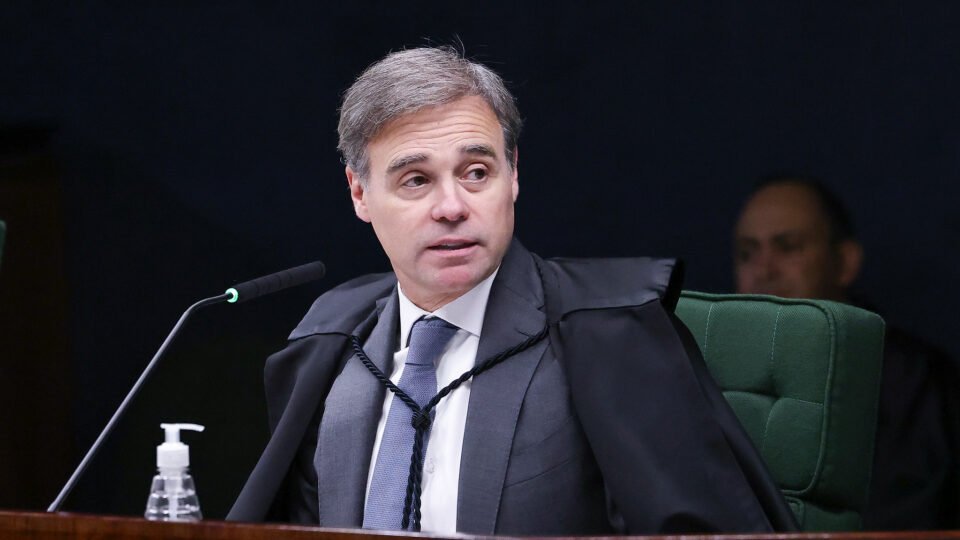 Por que especialistas defendem a conduta de André Mendonça no caso Master?