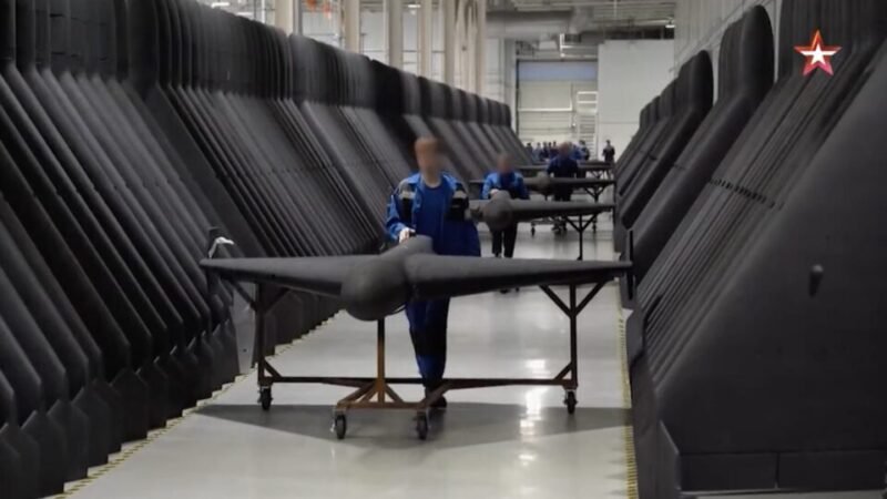 Como sites brasileiros atraem jovens para trabalhar em fábricas de armas?