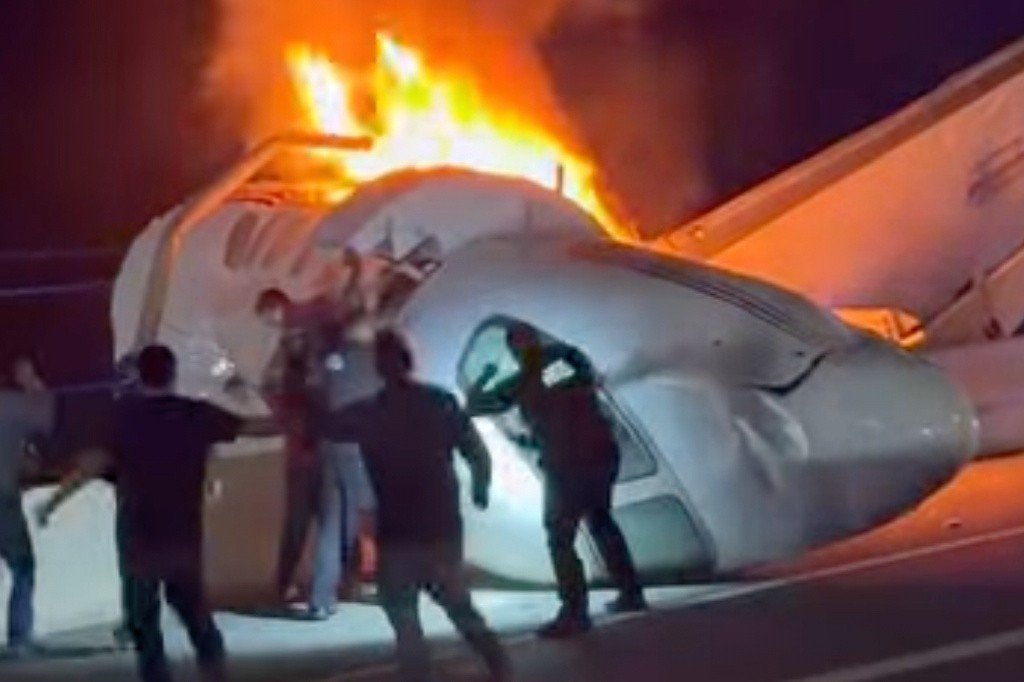 Avião pequeno cai em rodovia no Texas e deixa um morto nos EUA