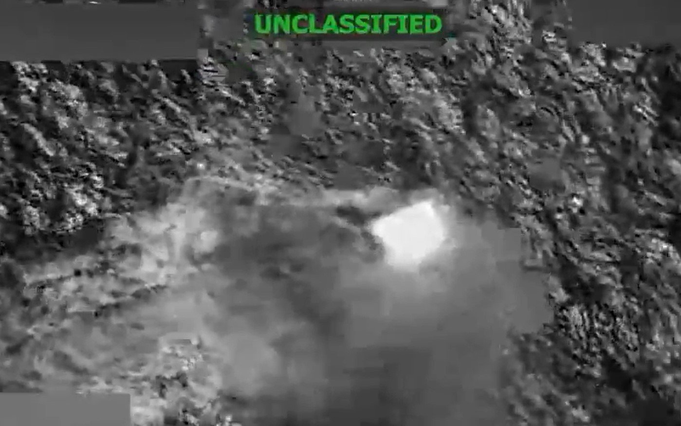 Militares dos EUA bombardeiam novamente embarcação no Pacífico sob acusação de tráfico de drogas; dois tripulantes sobrevivem