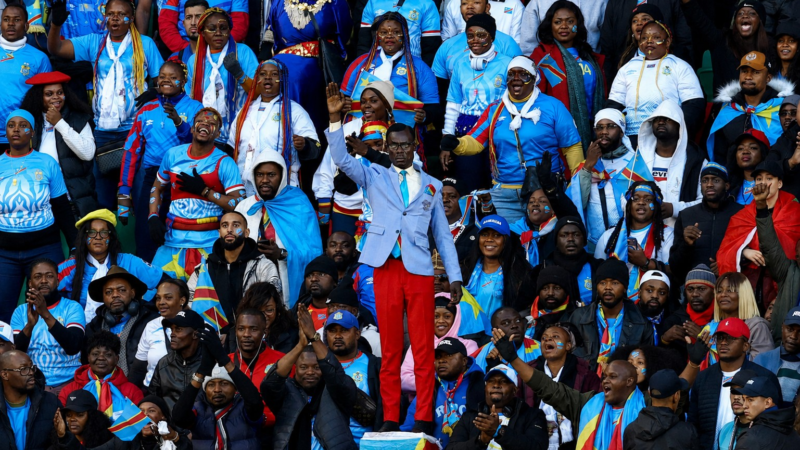 Quem é o torcedor da RD Congo que fica imóvel durante os jogos da Copa para homenagear um dos maiores heróis da África