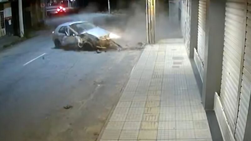 VÍDEO: Motorista perde controle da direção, invade calçada e destrói carro ao bater em poste em Divinópolis