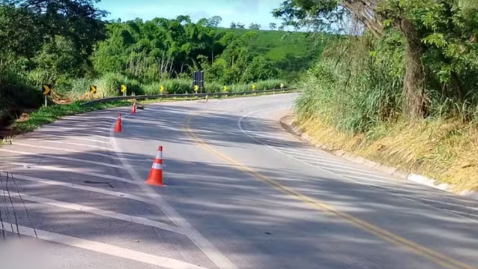Batida entre três carros deixa cinco feridos na BR-494, em Divinópolis