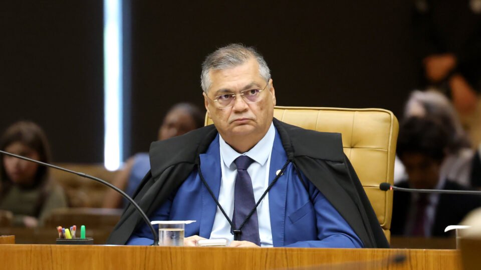 Dino impõe multa diária a estados e municípios por falta de transparência em emendas Pix