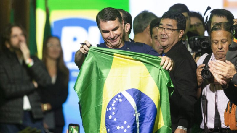 Flávio lança primeiro jingle e foca em “batalha espiritual” contra Lula