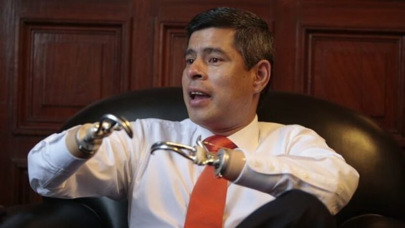 Quem é Luis Galarreta, vice de Keiko Fujimori, que perdeu as mãos quando bebê e entrou na política com Vargas Llosa