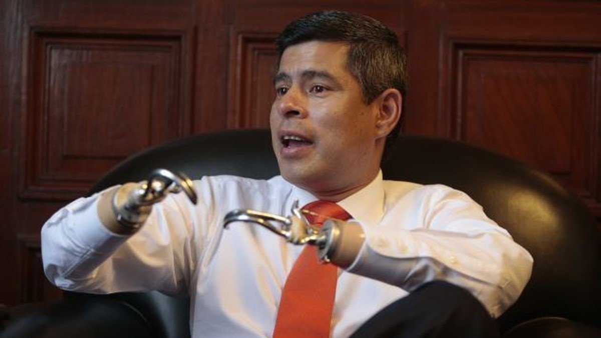 Quem é Luis Galarreta, vice de Keiko Fujimori, que perdeu as mãos quando bebê e entrou na política com Vargas Llosa