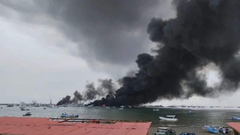 Incêndio no porto de Manta, no Equador, atinge pelo menos 14 barcos pesqueiros