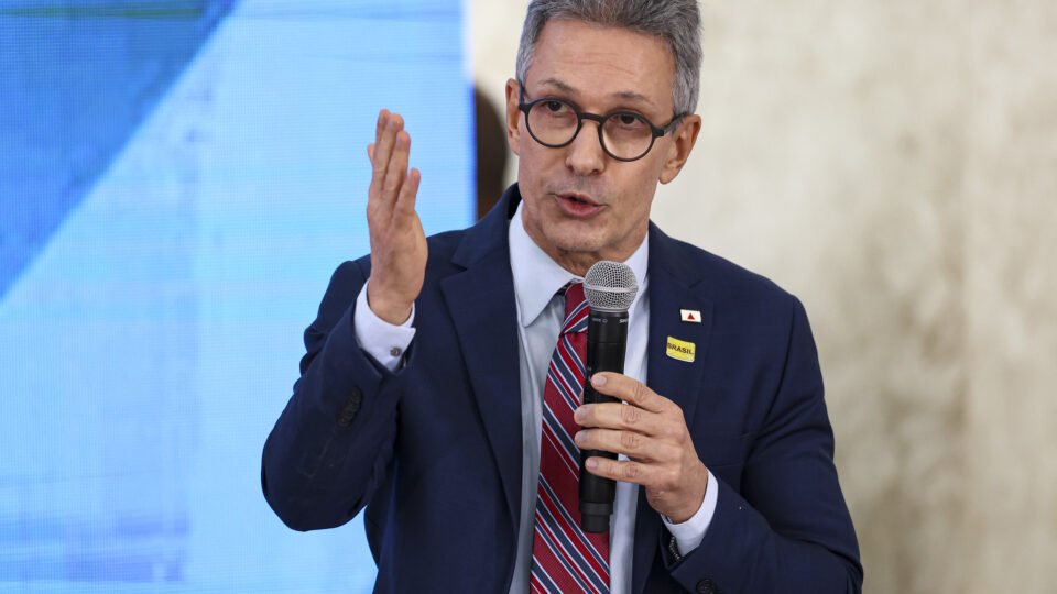 “Quem anda com bandido merece ser visto com cautela”, diz Zema sobre ligação de Flávio e Vorcaro
