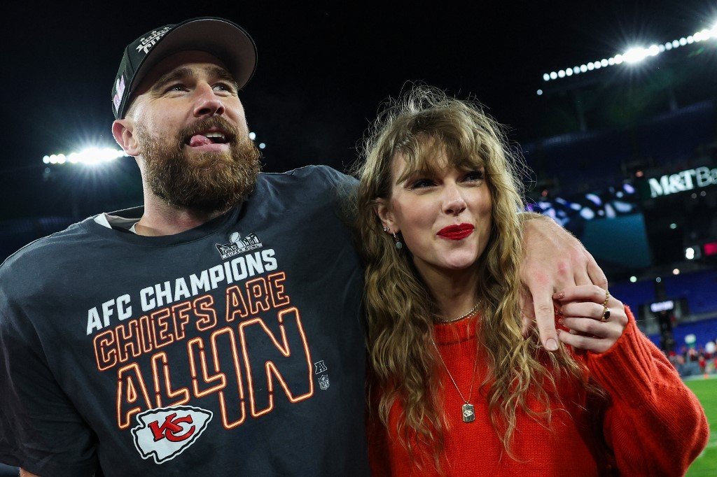 Jardim intimista, smoking branco, celular proibido: os detalhes do casamento de Taylor Swift e Travis Kelce, segundo convidados