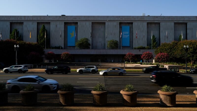 Trump ordena colocação de placas em frente a museu dizendo que exposição contém supostas ‘informações imprecisas’ sobre história dos EUA