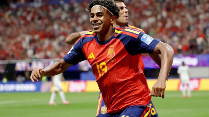 Lamine Yamal, astro da Espanha na final da Copa, é filho de imigrantes, luta contra racismo e tem irmão que virou xodó nas redes
