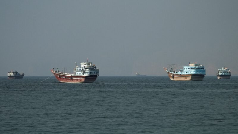Navios são atingidos por mísseis no Estreito de Ormuz