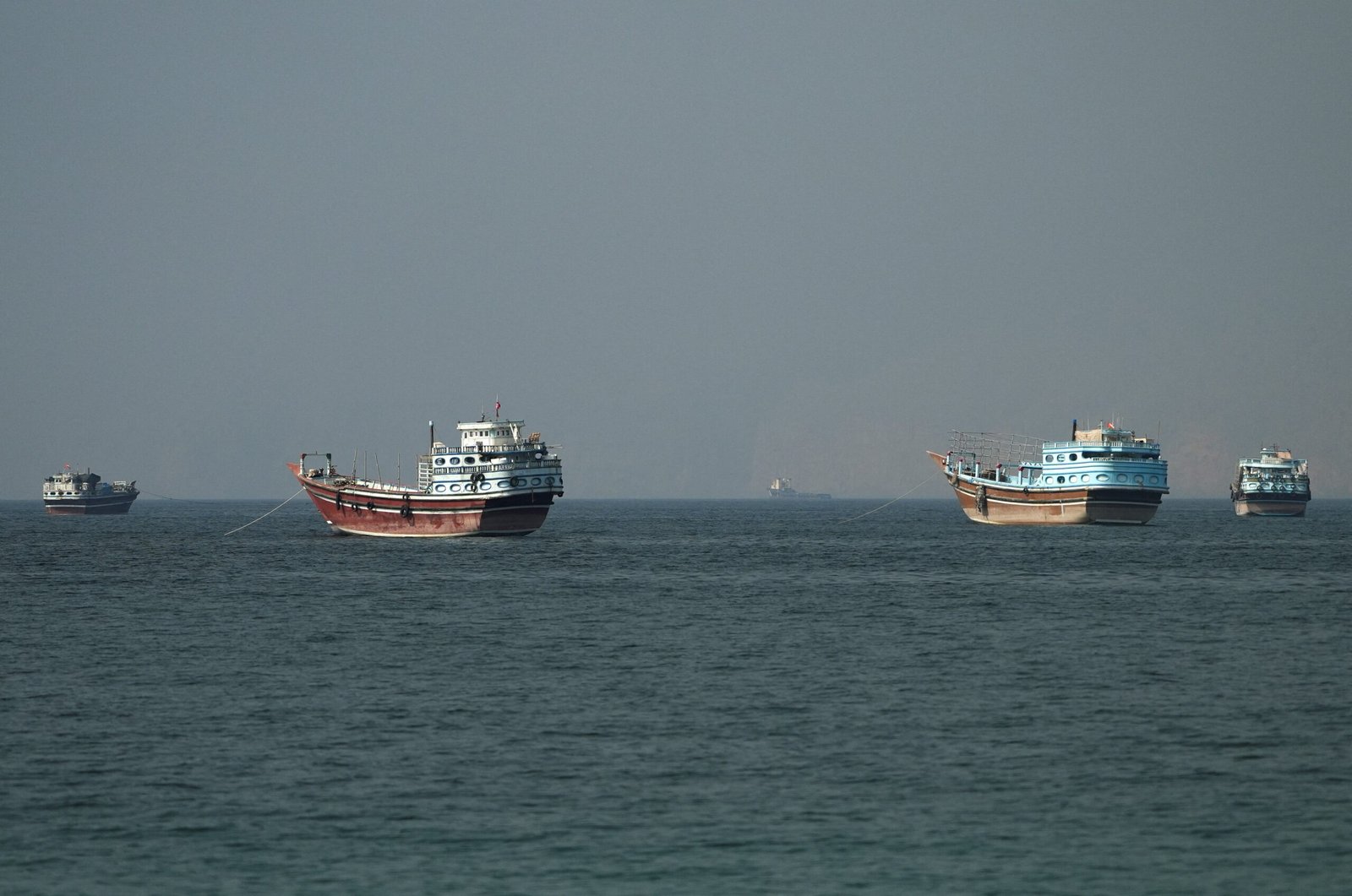 Navios são atingidos por mísseis no Estreito de Ormuz