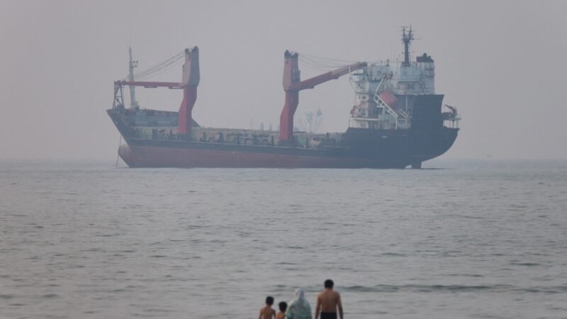 Irã afirma que 2 petroleiros explodiram após colidirem com minas navais no Estreito de Ormuz; EUA dizem que declaração é falsa