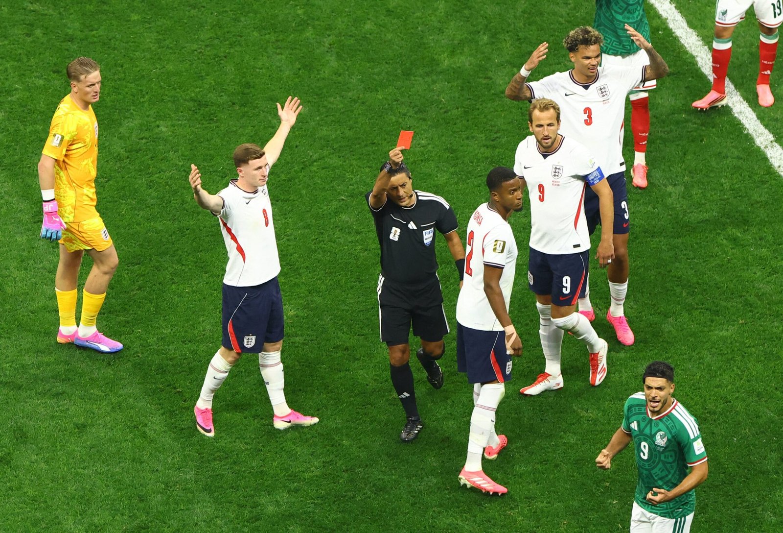 Parlamentar inglês quer que Fifa adie suspensão de jogador inglês após episódio com Trump: ‘Regras aplicadas igualmente’