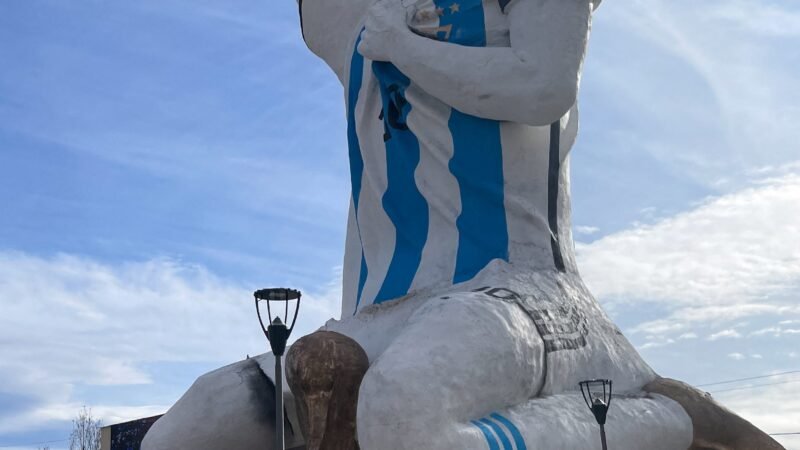 Em cidade da Patagônia com estátua de Messi de 26 metros, argentinos comemoram vaga na final da Copa do Mundo