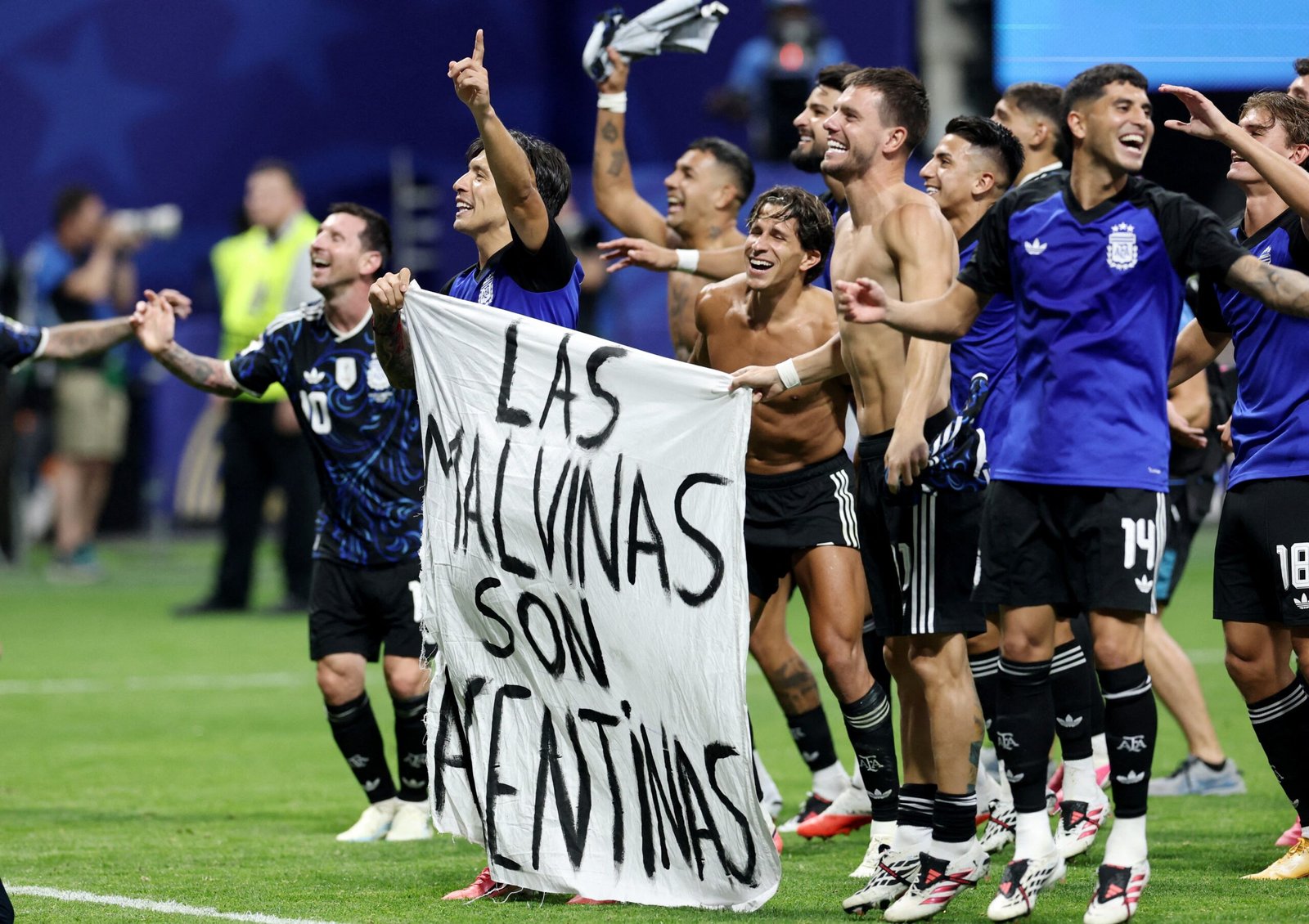 ‘As Malvinas são argentinas’: entenda a provocação da faixa exibida por jogadores após eliminarem a Inglaterra da Copa