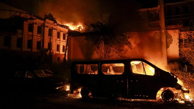 Mísseis russos atingem Kiev, matando um pessoa e ferindo 13