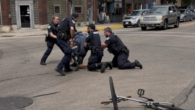 VÍDEO mostra policiais matando homem a tiros durante abordagem no estado de Wisconsin, nos EUA