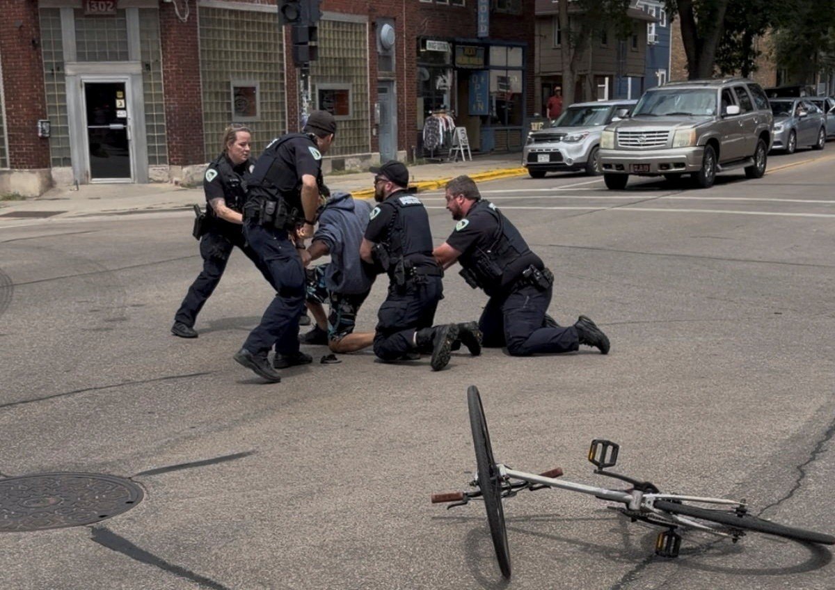 VÍDEO mostra policiais matando homem a tiros durante abordagem no estado de Wisconsin, nos EUA