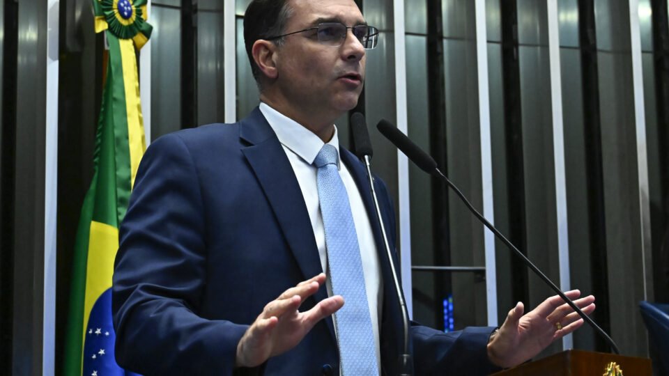 Flávio vê manobra de Moraes e Dino para usurpar atribuições do TSE