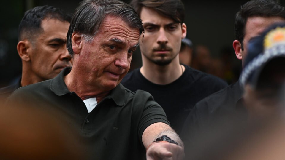 Armas de Bolsonaro estão no Exército, diz defesa a Moraes