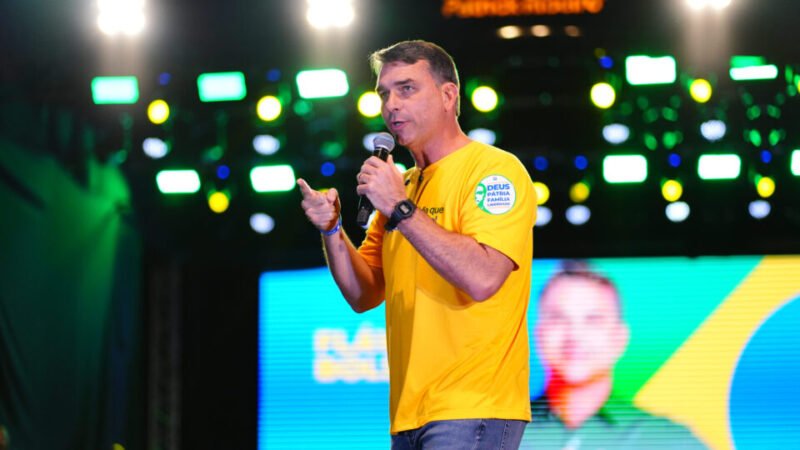 Flávio diz que não vai “abaixar a cabeça para tirano” após Moraes ampliar restrições a Bolsonaro