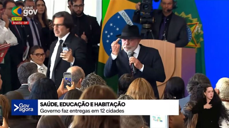 Lula mostra dedo do meio em fala para defender que “pobre gosta de coisa boa”